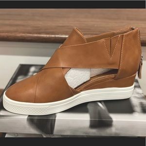 Wedge Cutout Leather sneaker
